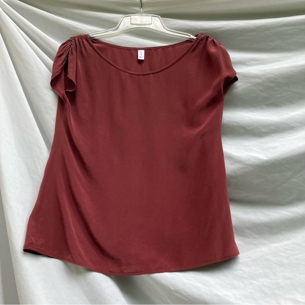 Sava rust colored short sleeve shirt ruched sleeves, size XS